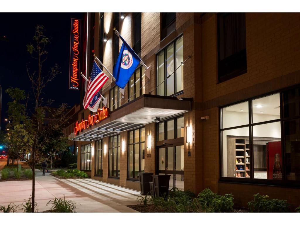 Hampton Inn and Suites Minneapolis University Area, MN photo 1