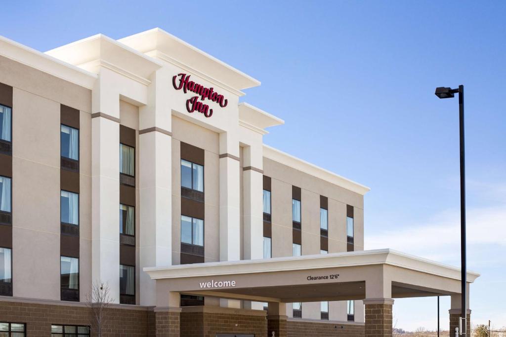 Hampton Inn Fairmont image