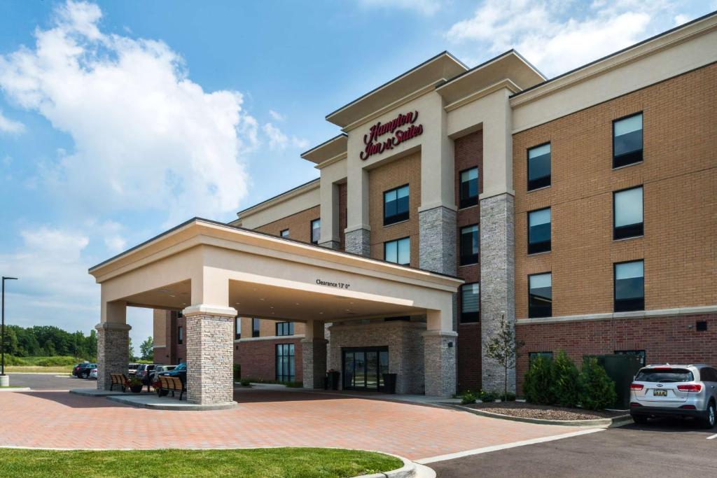 Hampton Inn & Suites Wixom image