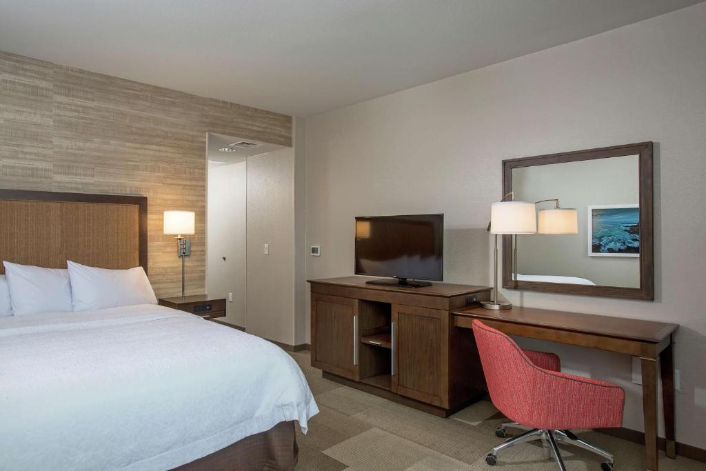 Hampton Inn & Suites by Hilton Oahu/Kapolei - Tap to explore photos