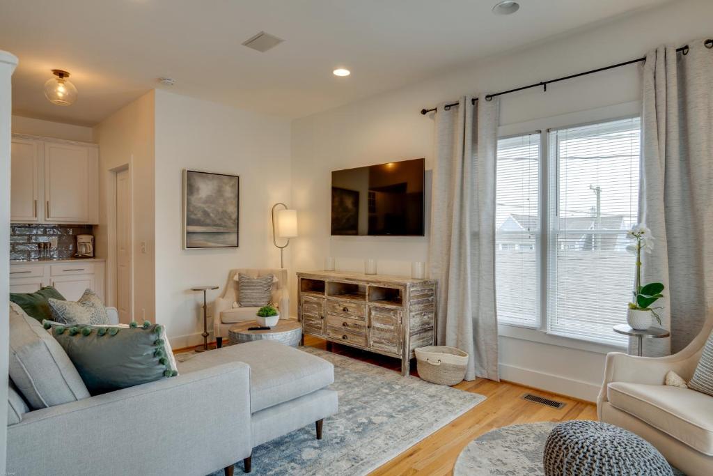 Skyline Views From Shelby with Wifi, fully furnished, pet friendly & in unit laundry image