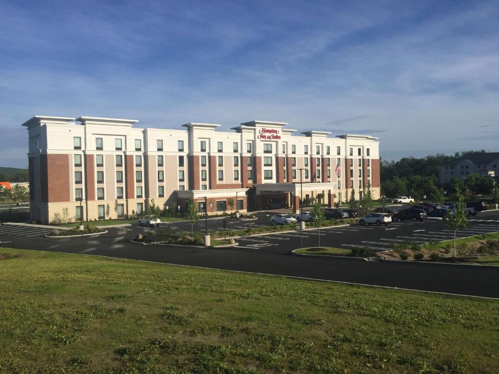 Hampton Inn & Suites Newburgh Stewart Airport image