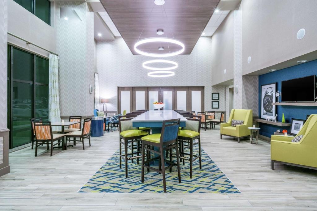 Hampton Inn & Suites Glenarden/Washington DC photo 2