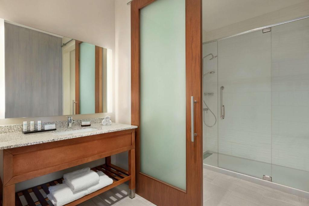 EMBASSY SUITES BY HILTON SARASOTA Room Type - Premium Queen Suite with Two Queen Beds