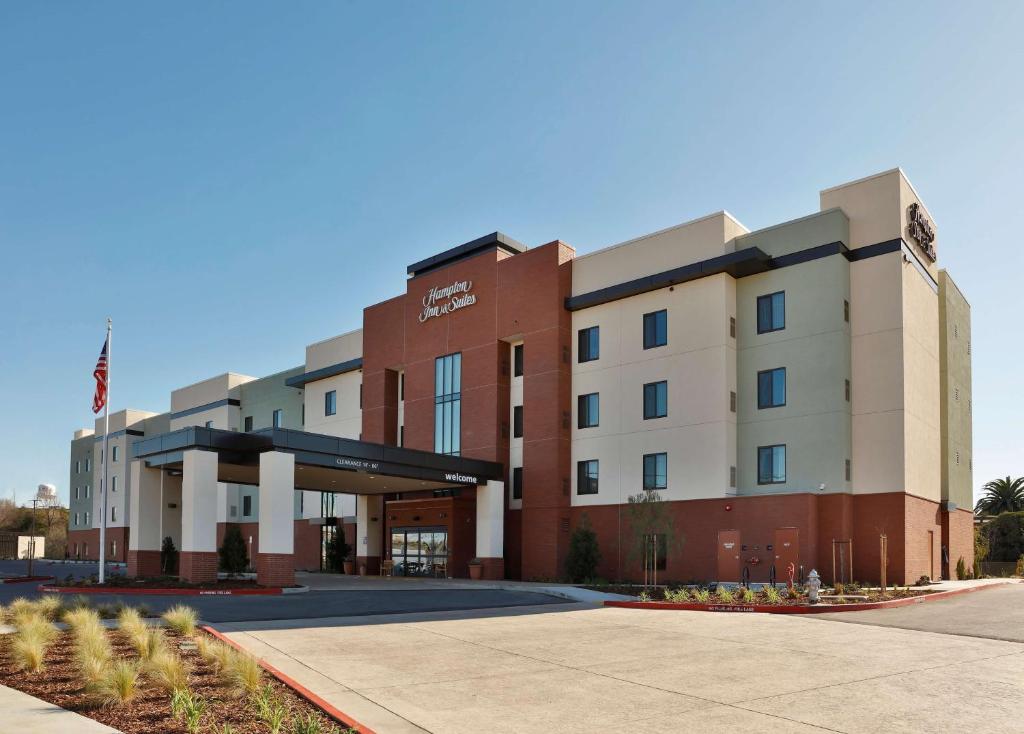 Hampton Inn & Suites Sacramento at Csus image