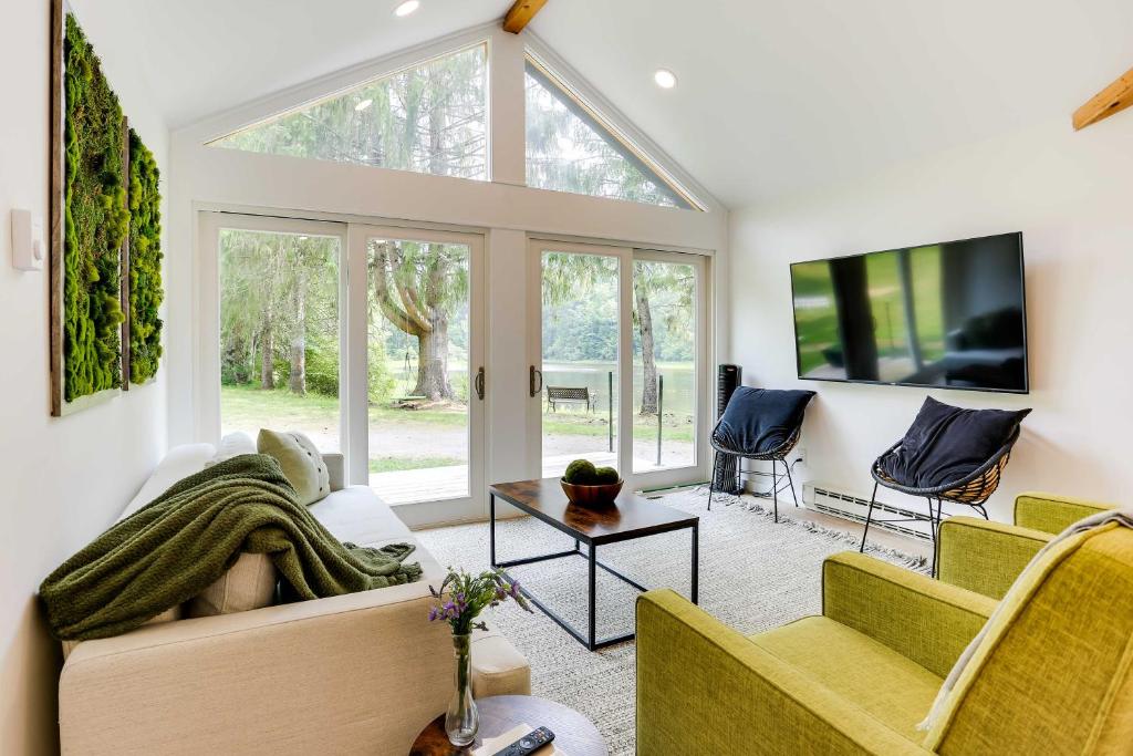 Modern Monticello Home with Hot Tub and Pond photo 1