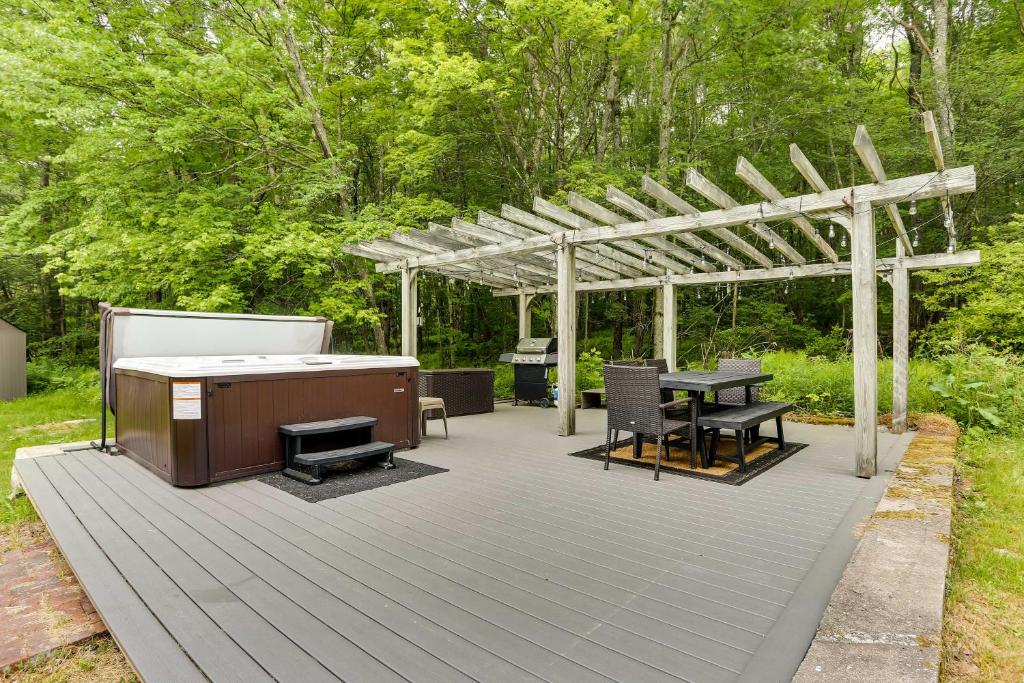 Modern Monticello Home with Hot Tub and Pond photo 2