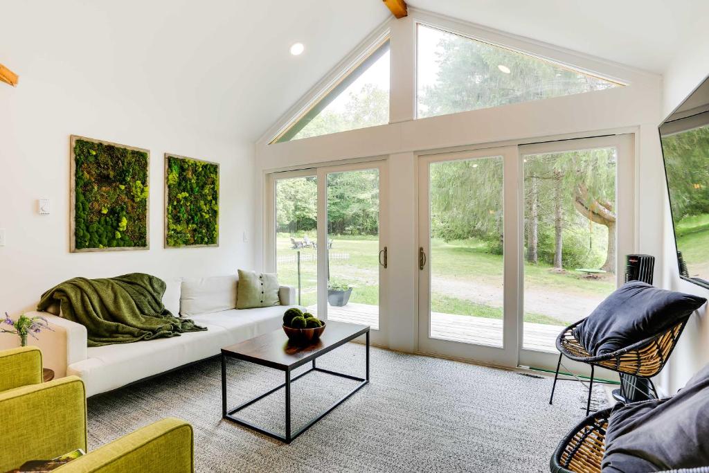 Modern Monticello Home with Hot Tub and Pond photo 3