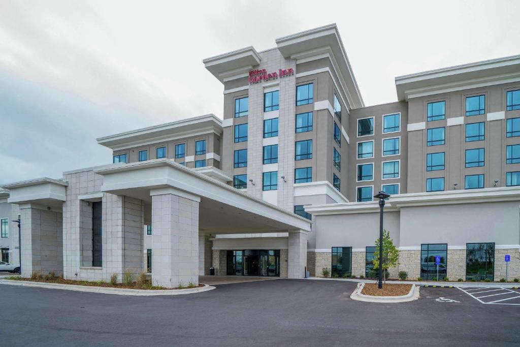 Hilton Garden Inn Madison Sun Prairie image