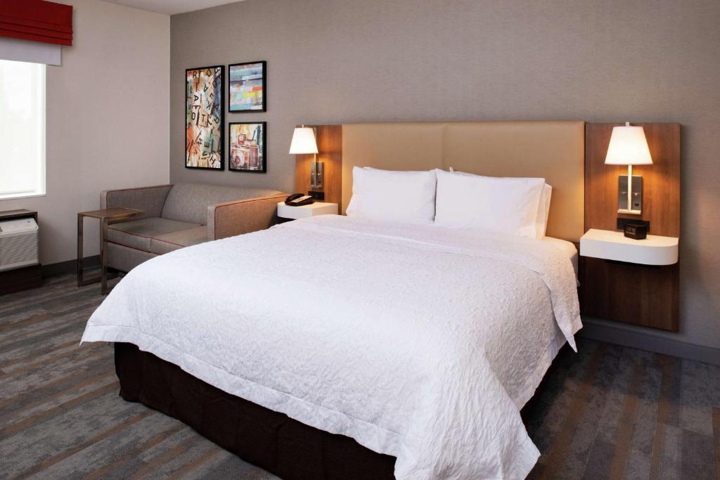 Hampton Inn & Suites by Hilton Buena Park Room Type - King Room with Sofa Bed