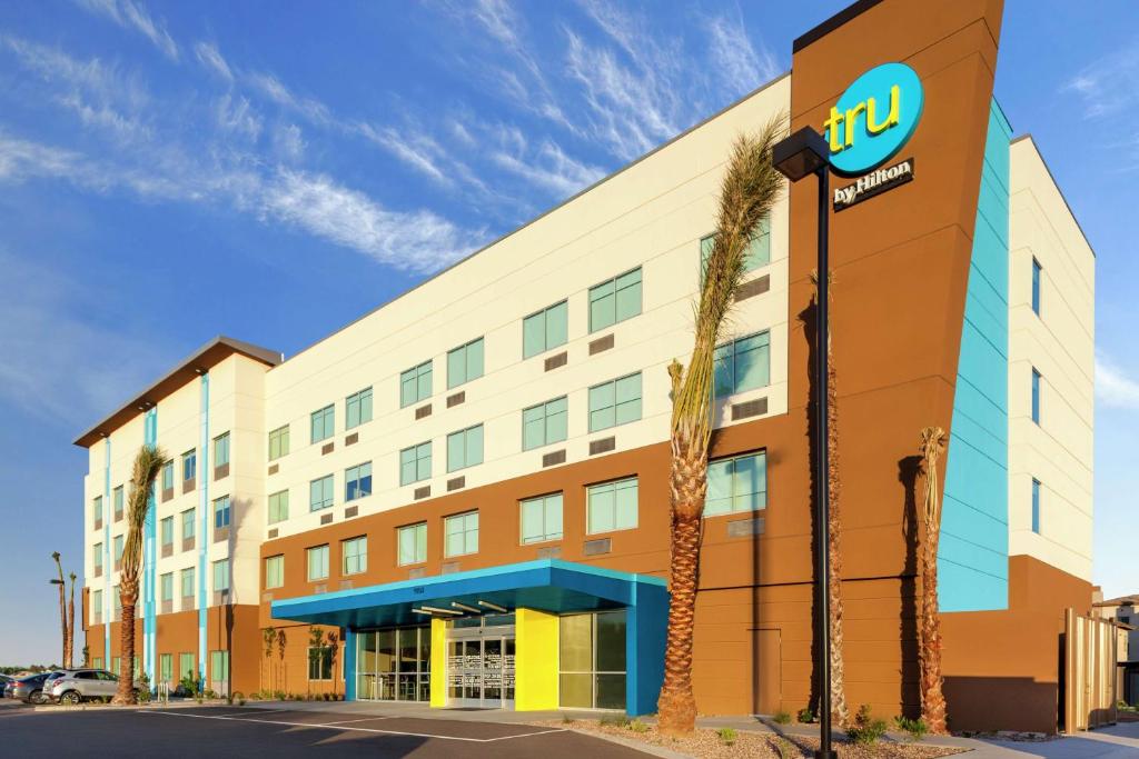 Tru by Hilton Gilbert image