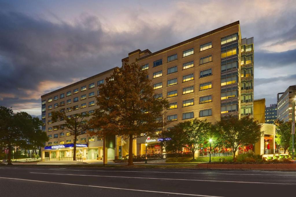 DoubleTree by Hilton St. Louis Forest Park image