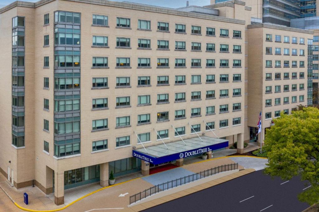 DoubleTree by Hilton St. Louis Forest Park photo 1