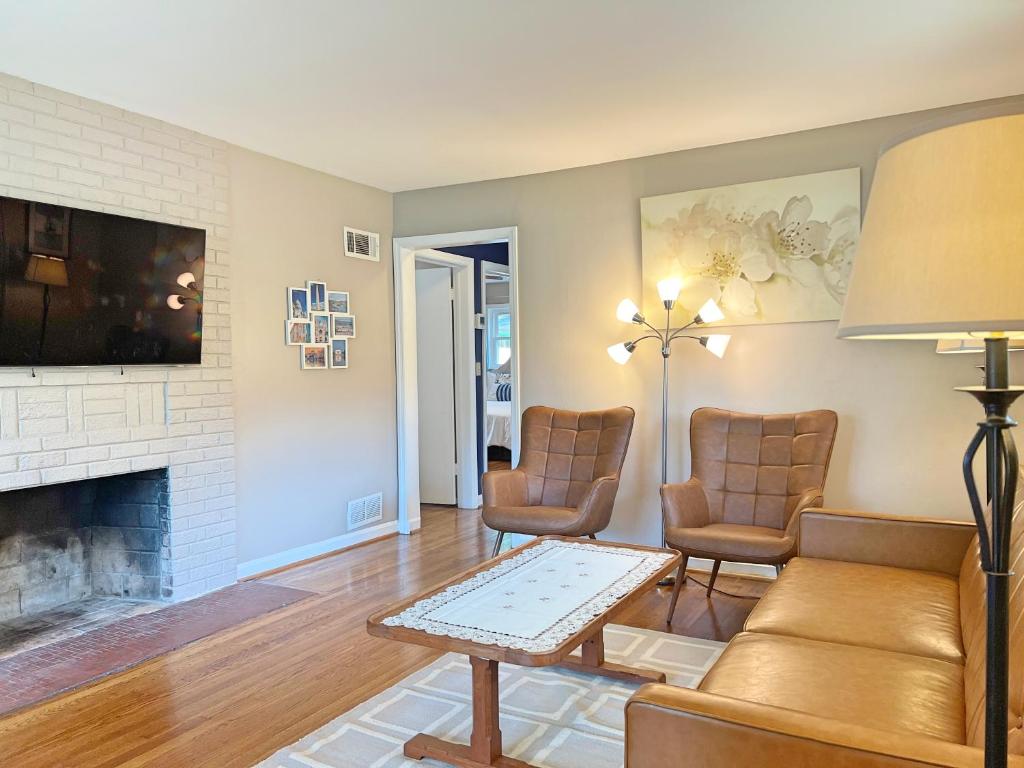 Entire Private 3 Bedrooms 1 Bathroom Single House with Fenced Garden photo 3