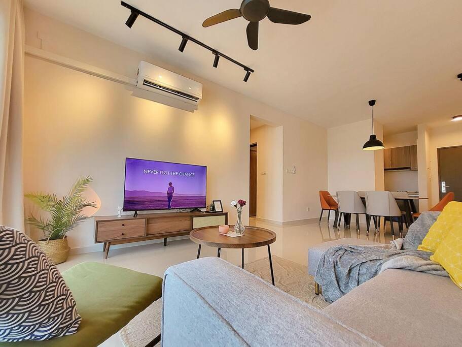 15 Mins CIQ - 6 Pax 3 Bed,Free Netflix & Parking