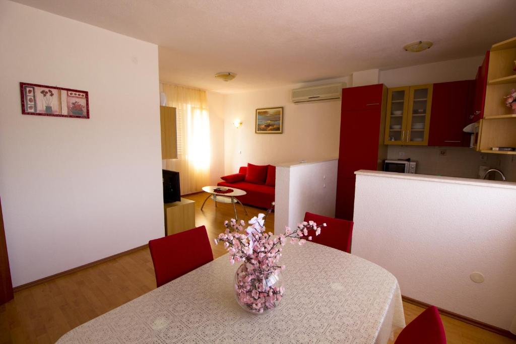 Apartments and Rooms Dis photo 3