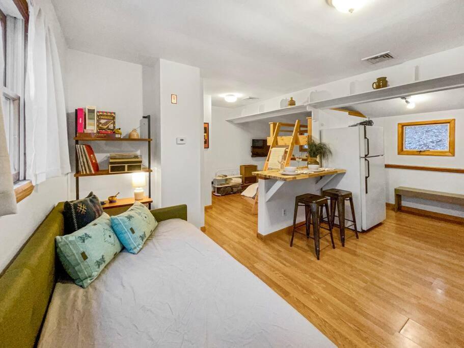 Breezy Hill Eccentric Studio Cottage photo 4