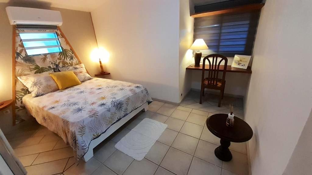Chalet de 2 chambres avec jardin clos et wifi a Saint Joseph photo 4