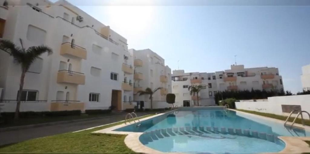 Appartement avec piscines, vue sur mer et accès à la plage à Achakar Hill, Tanger.
