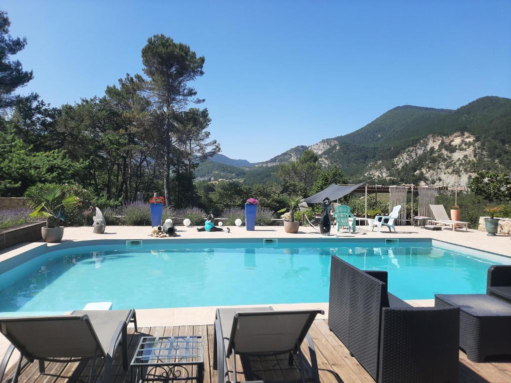 Mas des Collines Gîte de charme avec Piscine