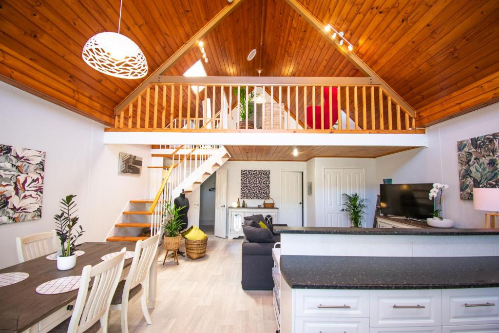 Annie's Place - a downtown, mezzanine apartment photo 4