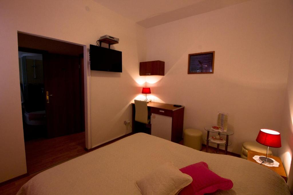 Apartments and Rooms Dis photo 2