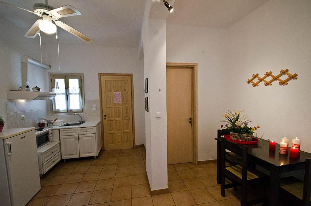 Violetta Apartments photo 2
