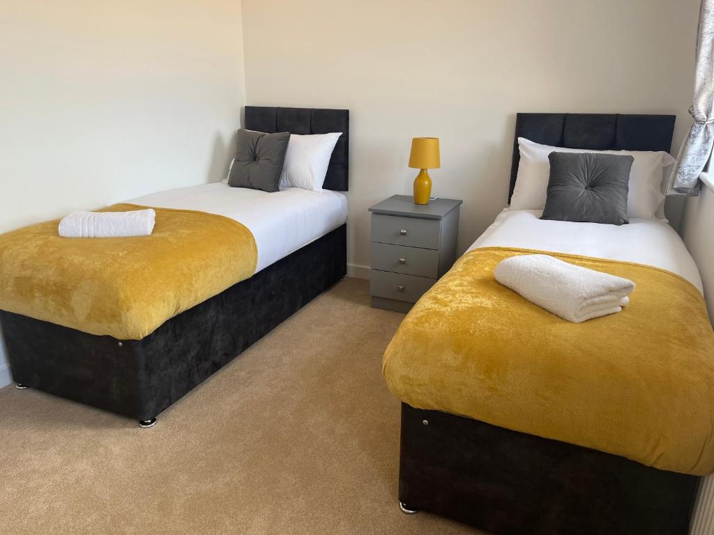 Kingsway House - Spacious 4 Bed Home From Home in Derby - Tap to explore photos