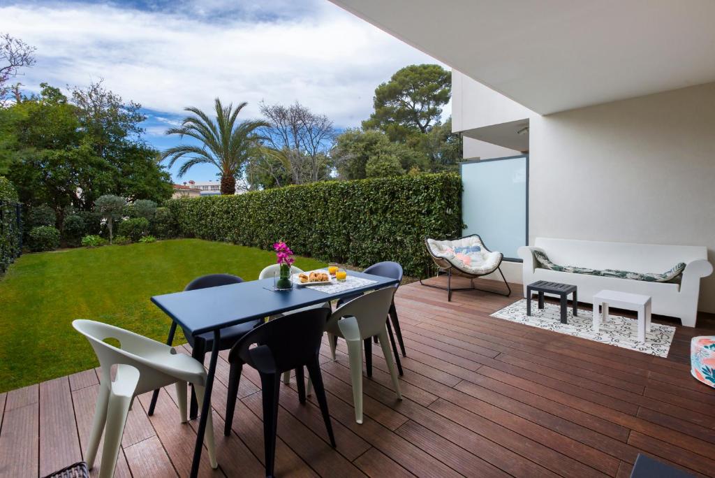 Luxury garden apartment 2BR in the best development of Cap d'Antibes-Juan les Pins photo 3
