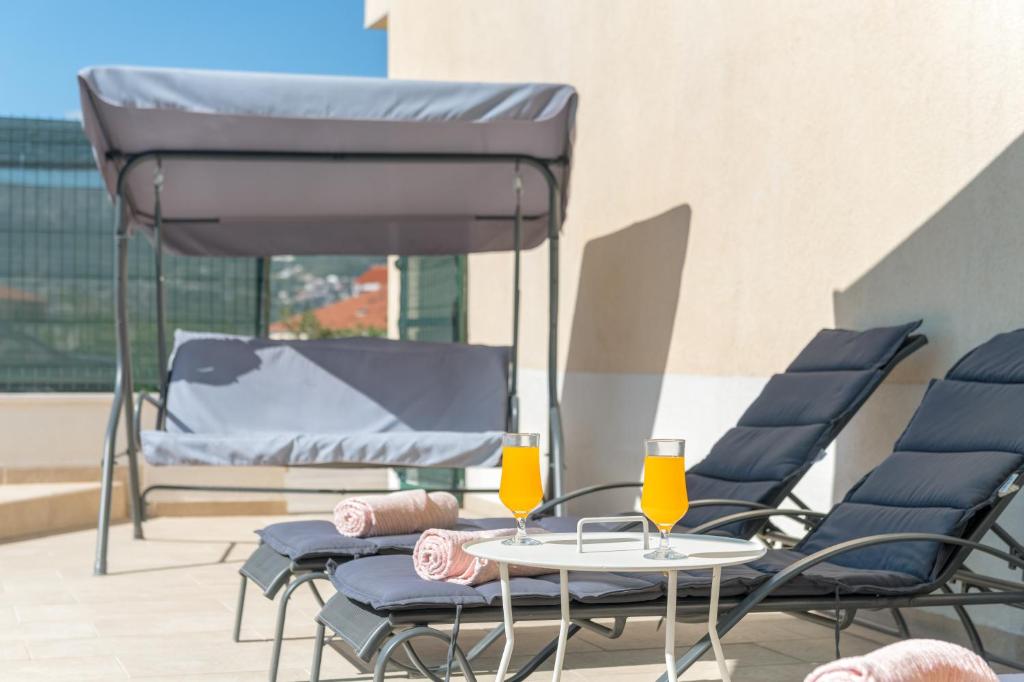 Apartment Renata + PRIVATE swimming pool in SPLIT - Tap to explore photos