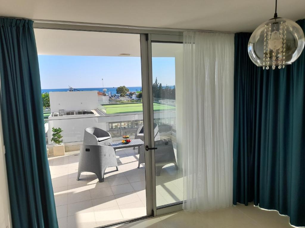 Wonderful 2 plus 1 apartment for rent in Iskele, North Cyprus with beautiful sea and mountains views photo 3