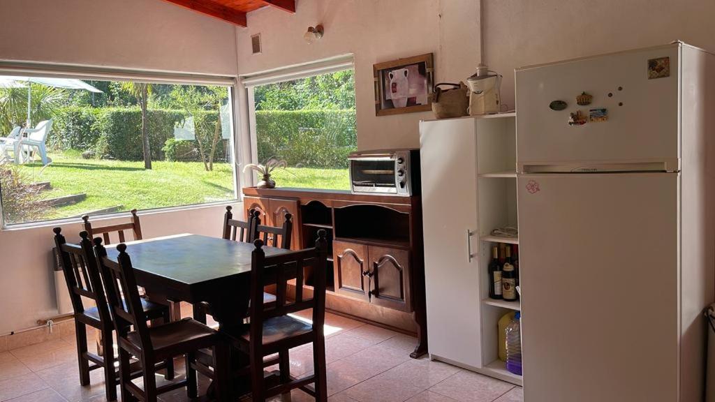 Casa con jardín, pileta, asador, y vistas al lago en Embalsina photo 1