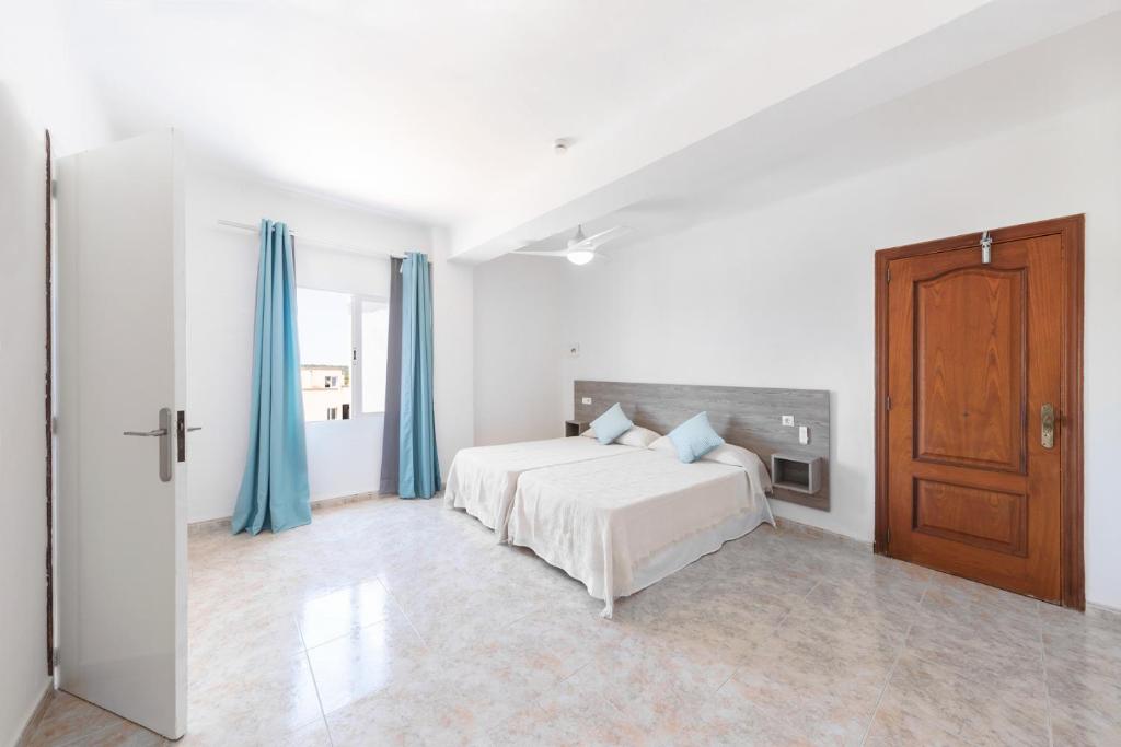 Hostal Cala Llombards photo 1