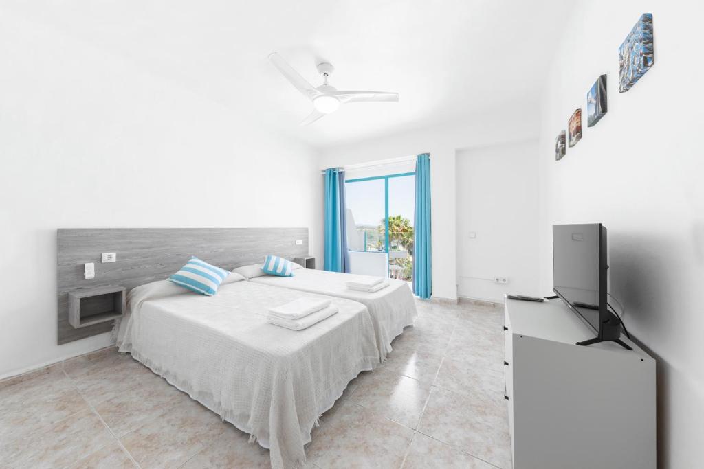 Hostal Cala Llombards photo 2
