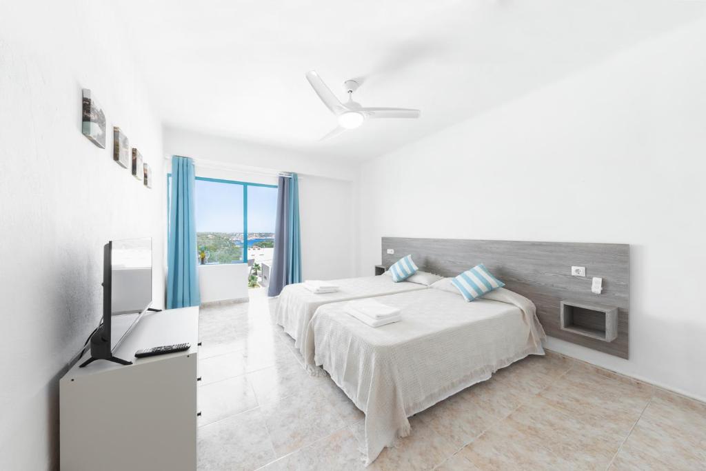 Hostal Cala Llombards photo 3