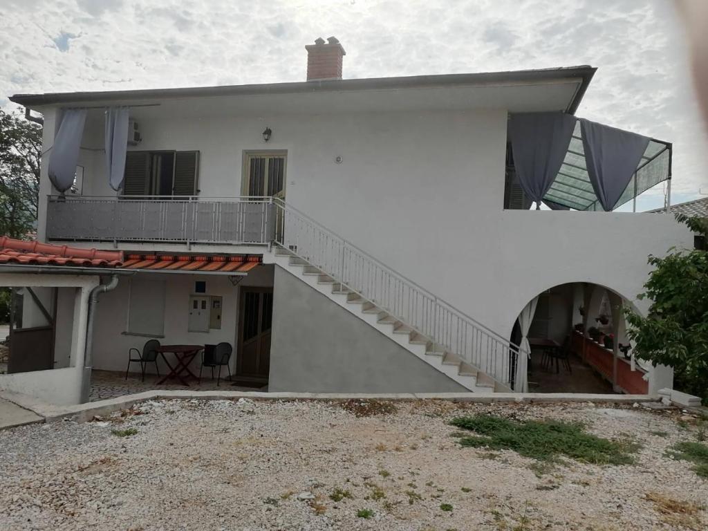 Rooms with a parking space Novi Vinodolski - 21509