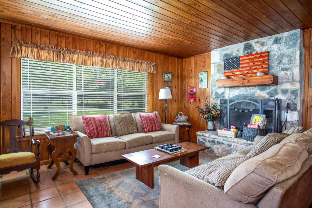 River Ridge Bandera Cabin photo 4