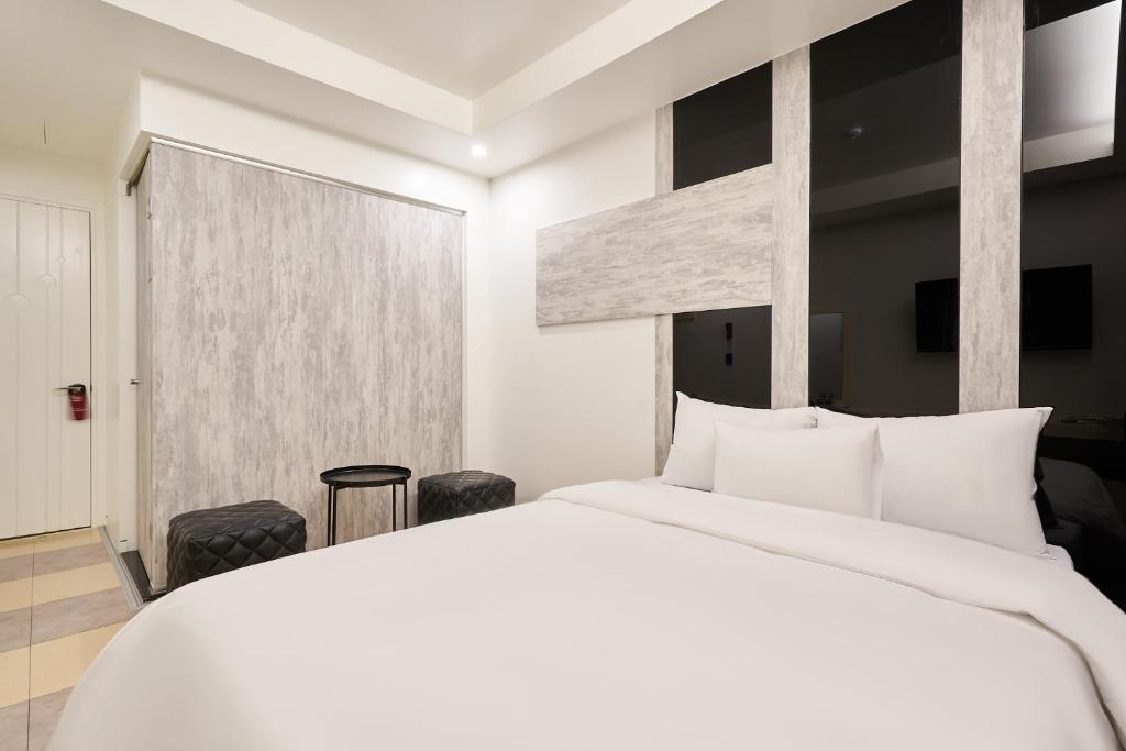 Show Hotel photo 1