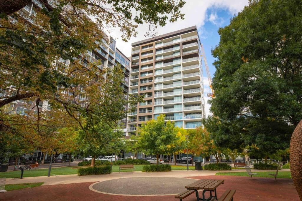 City apartment, pool & carpark photo 2