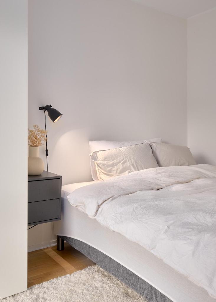 Stylish 2-BR Retreat in Heart of Vibrant Bergen photo 2