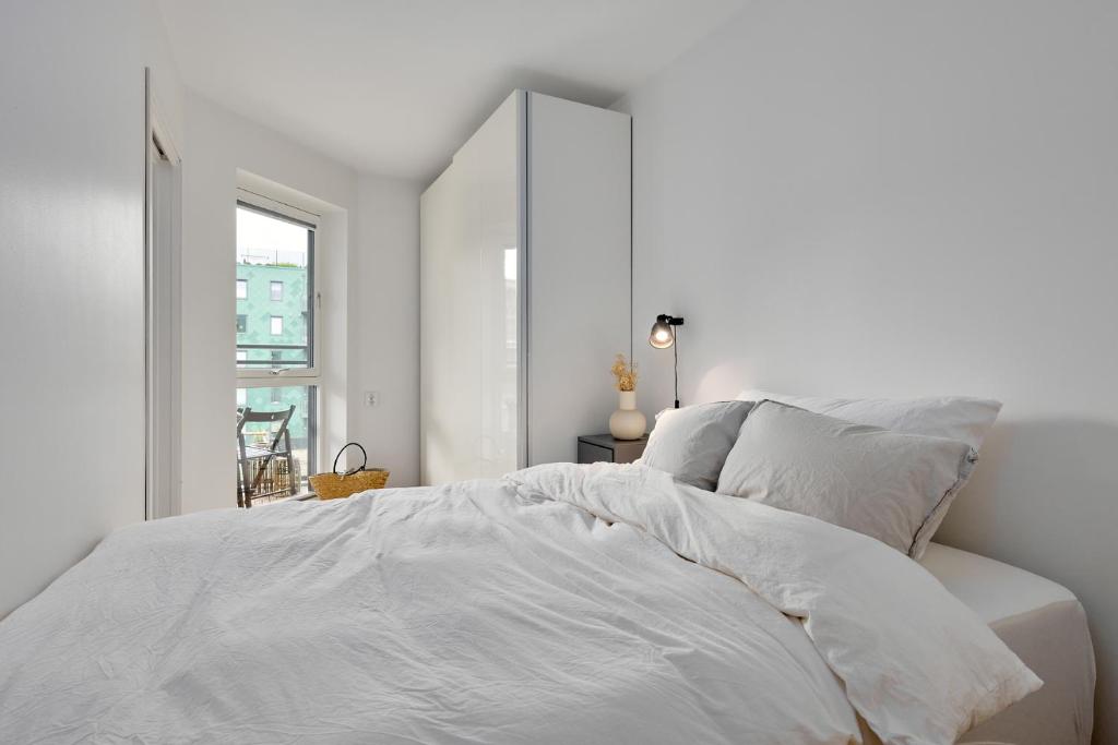 Stylish 2-BR Retreat in Heart of Vibrant Bergen photo 3