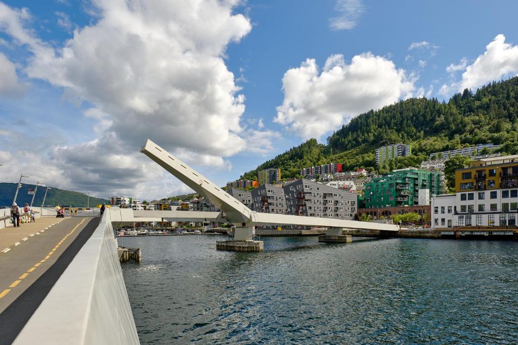 Stylish 2-BR Retreat in Heart of Vibrant Bergen photo 1