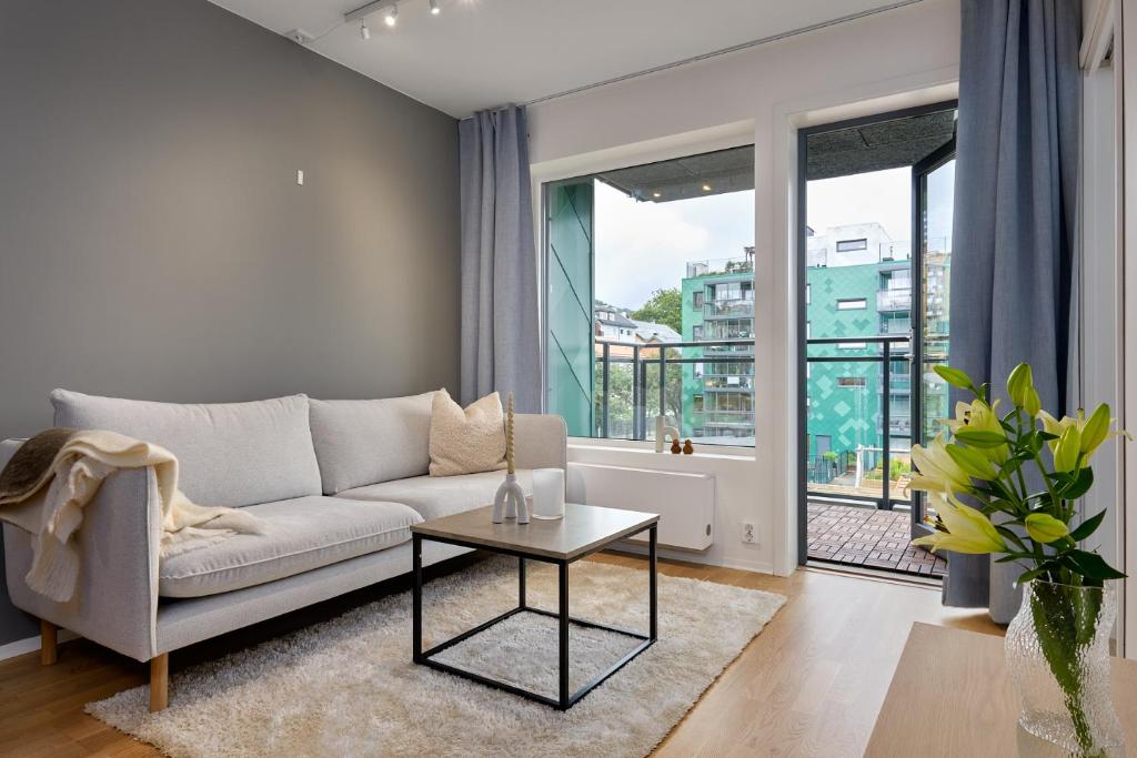 Stylish 2-BR Retreat in Heart of Vibrant Bergen