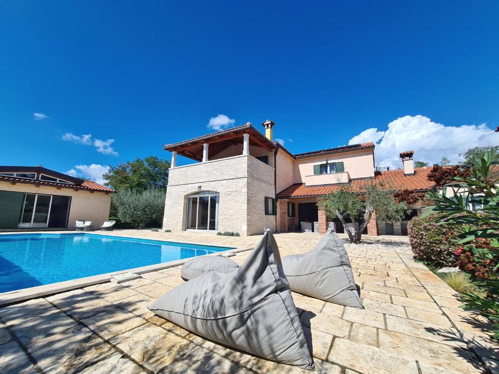 Spacious villa with pool, indoor jacuzzi and sauna near Poreč photo 1