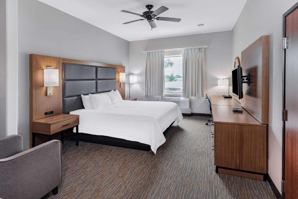 Wingate by Wyndham Houston Bush Intercontinental Airport image