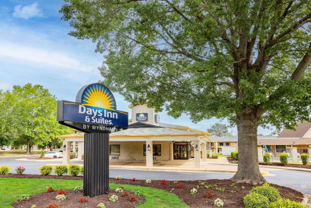 Days Inn & Suites by Wyndham Colonial photo 3