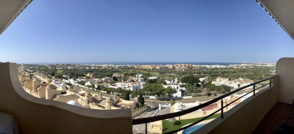 Apartamento con vistas panorámicas al mar, golf, puerto deportivo