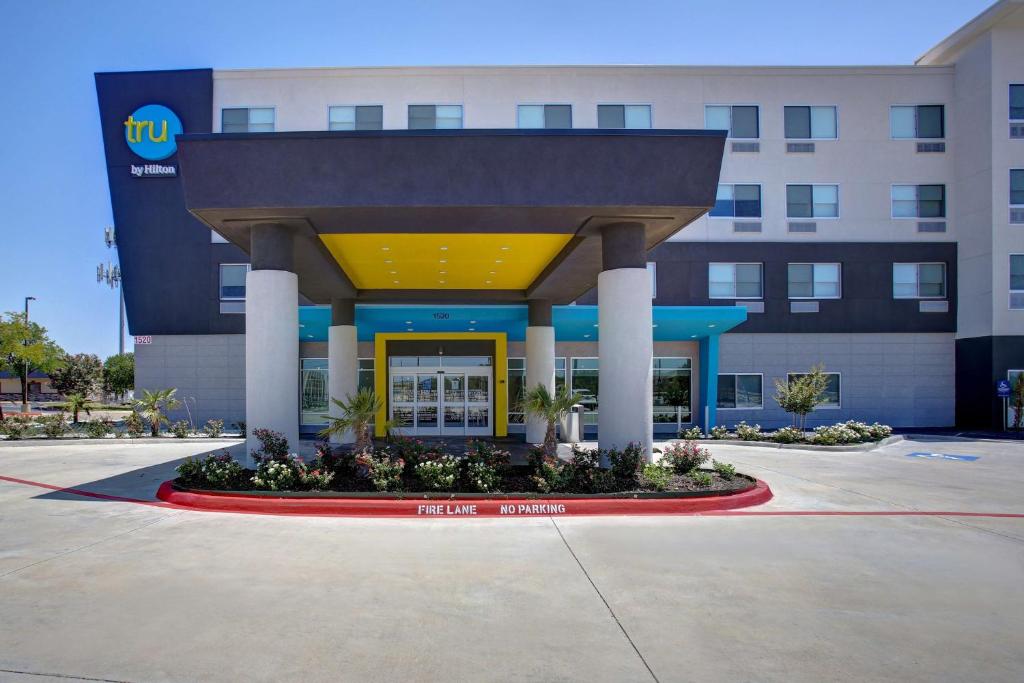 Tru By Hilton Grand Prairie photo 2