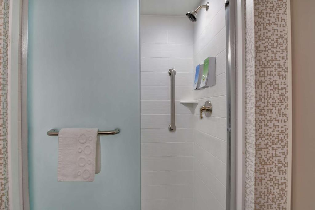 Home2 Suites Sarasota I-75 Bee Ridge, FL - Tap to explore photos