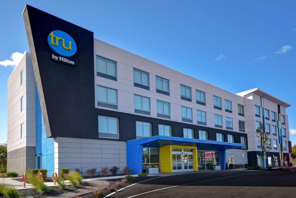 Tru by Hilton Concord image